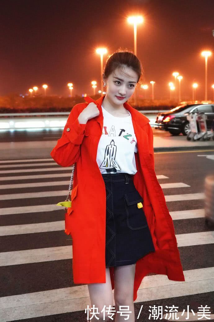 徐璐这件吊带领口有点低，没点肉只见一根根胸骨，瘦得堪比郑爽！