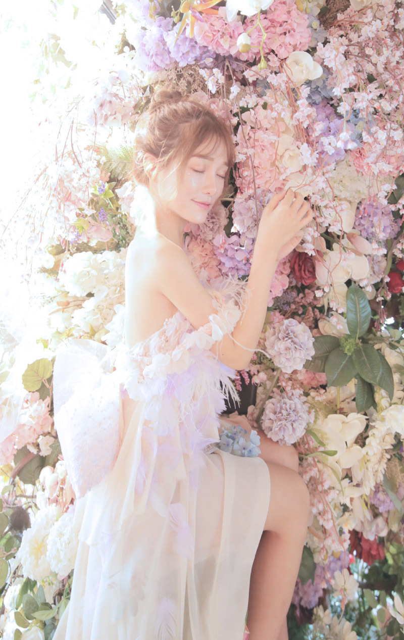 丸子头女孩性感抹胸裙写真