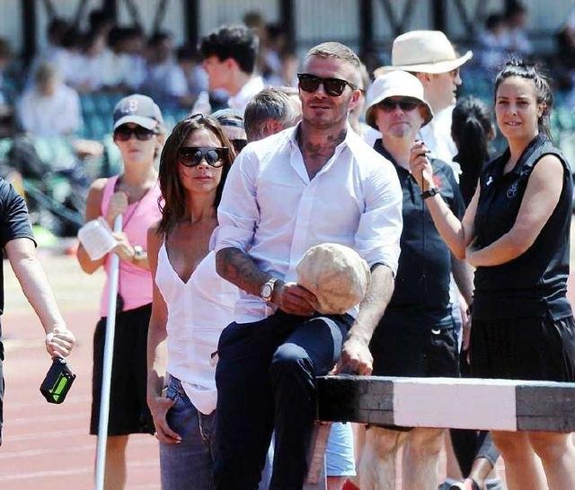 贝嫂用双臂搂住贝克汉姆的腰，凝视着小贝的眼睛，感情全在眼神里