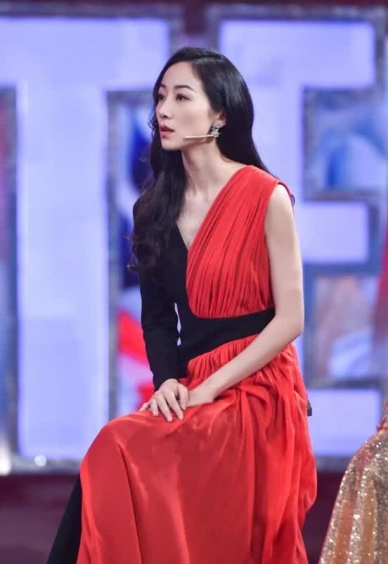 红黑拼接的晚礼服尽显优雅，韩雪一笑倾城，下一个贝微微？