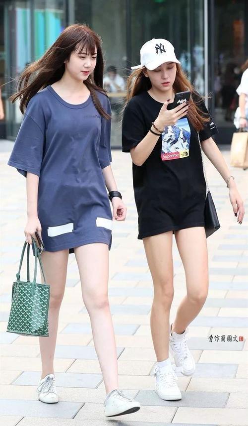 街拍：敢和漂亮闺蜜一同逛街的美女