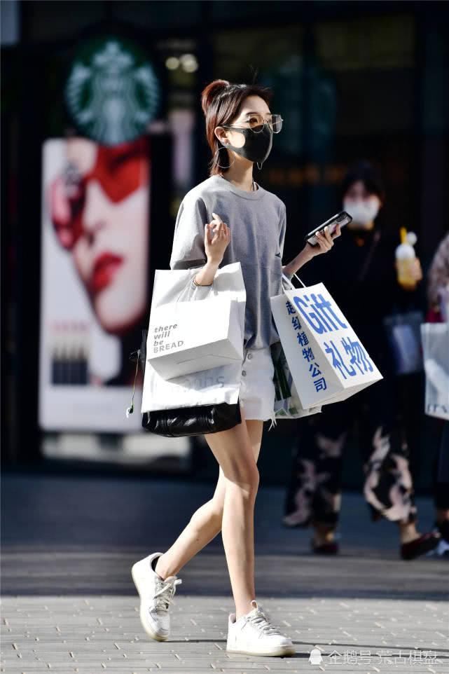 「选择一」穿着平底鞋的姑娘,她们还没有学会穿高跟鞋么?不过逛街很轻松