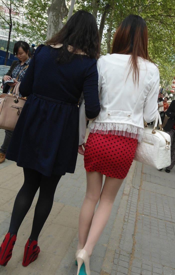 街拍:红色黑点花纹紧身包臀裙长细腿妹子,显露纤细精致小蛮腰