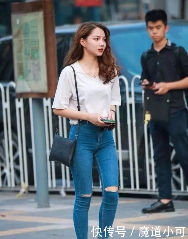  紧身牛仔裤|女孩对于牛仔裤的喜爱，让你穿出与众不同的美！
