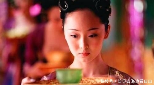『奏折』宫女见朱元璋深夜还在批奏折,送来一碗热粥,朱元璋却说:斩了