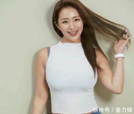 街拍秀，小姐姐吊带搭配紧身裤，凹凸有致的身材！