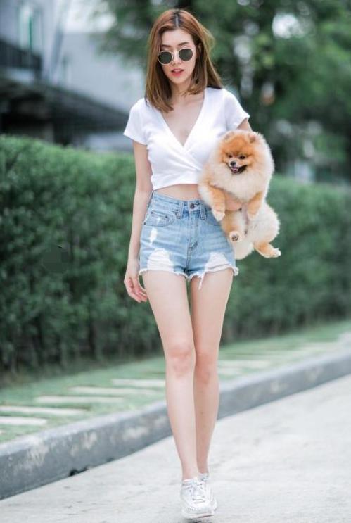 街拍：小姐姐露脐上衣搭配修身牛仔裤，纤细的小蛮腰令人羡慕不已