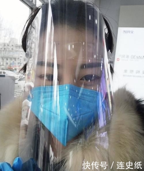  「美女」美女复工后第一次化妆，为保护口罩仅画半张脸，只描眉毛不涂口红