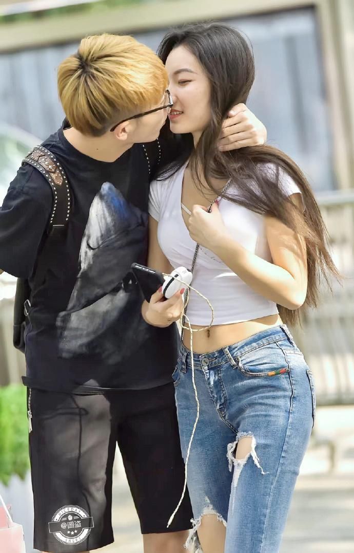 武汉街拍:小姐姐穿低胸肚脐小衬衫，彰显肉感却被路人“欺负”