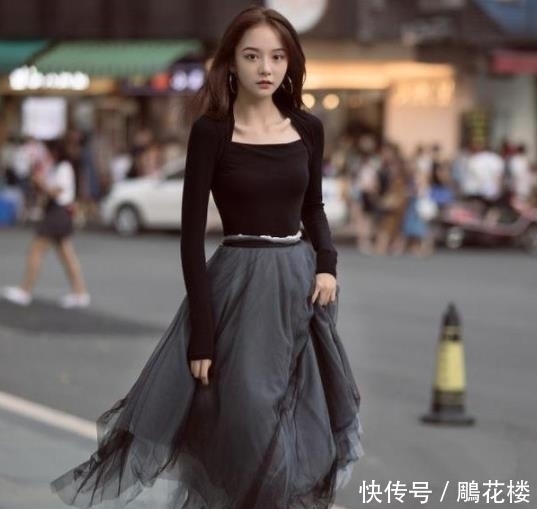 【气质】街拍小美女清纯可爱,灰色百褶裙配黑色马甲,彰显简约的气质美