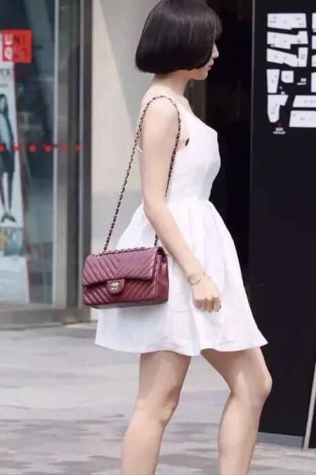 颜值美女吊带抹胸背心搭配牛仔裤，紧身勾勒出完美身材非常吸睛！