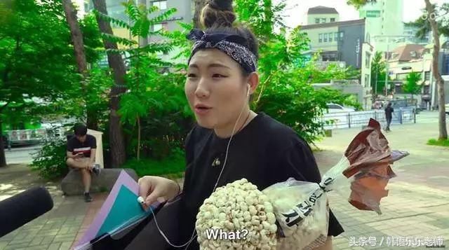 韩国街头要求化妆女生卸妆素颜