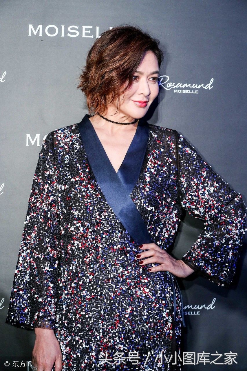 63岁赵雅芝美得忘了年龄，靓丽印花裙穿出少女感，冻龄就服你!