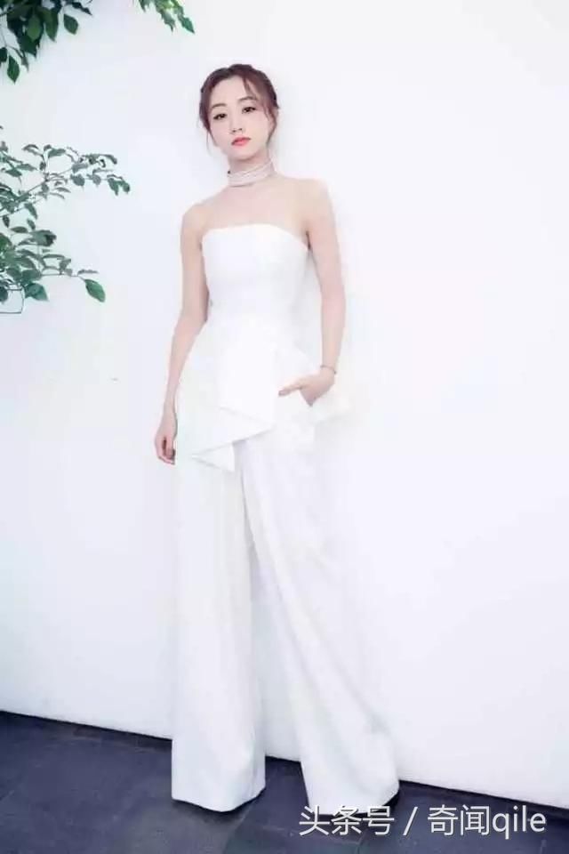 杨蓉出席活动，一身纯白色套装，清纯又动人！