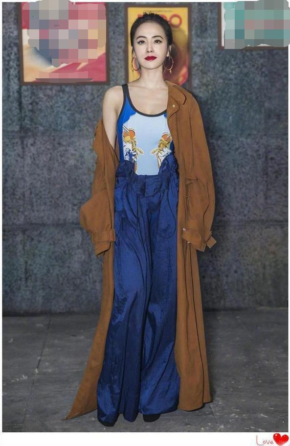 厉害了蔡依林！把铁丝网裹在身上当裙子穿，网友：不扎的慌吗？