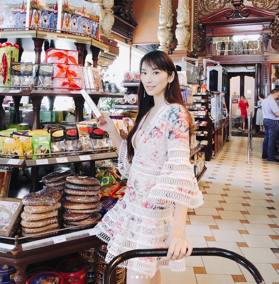吴佩慈洋装出镜，与闺蜜合影白皙的大长腿成亮点