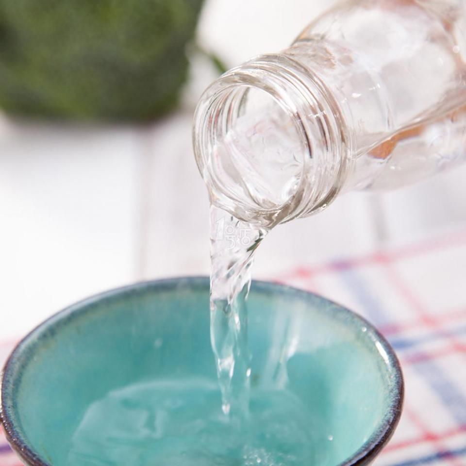 老厨师酒后讲解白醋祛斑法，早晚水里放点它，三天皮肤美白如雪