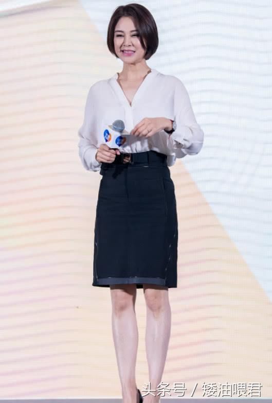 佟大为的娇妻穿碎花裙秀傲人身姿！知道你们为什么会恩爱十多年了