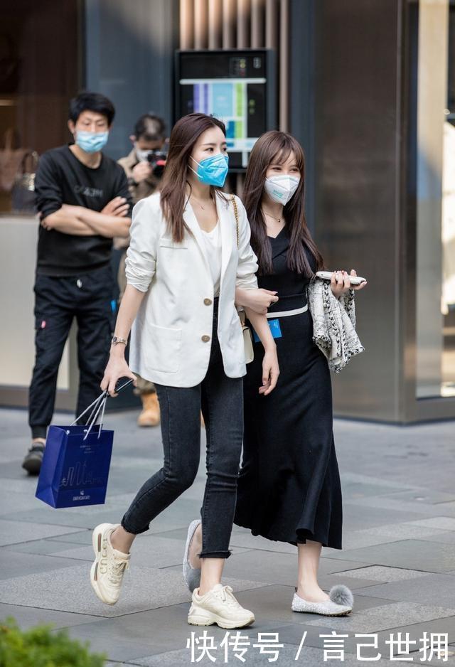  [美女]路人街拍，美女直接搭配一件超短热裤，大长腿完美呈现