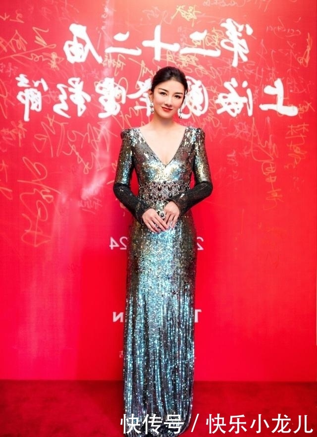  『气质』街拍：美女温婉优雅，穿一件肉色的修身连衣裙，更显美丽大方