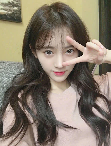 鞠婧祎厉害了，全身就一件上衣，裤子短到看不见