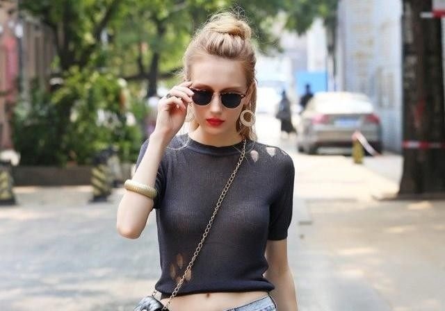 街拍夏季美女都要真空上阵这么穿，男生看了都得“冲血”