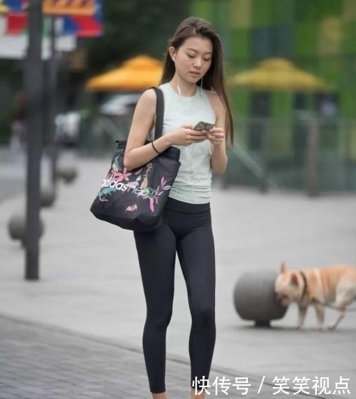 『美女』高挑挺拔的打底裤美女,笔直的小细腿盈盈可握!