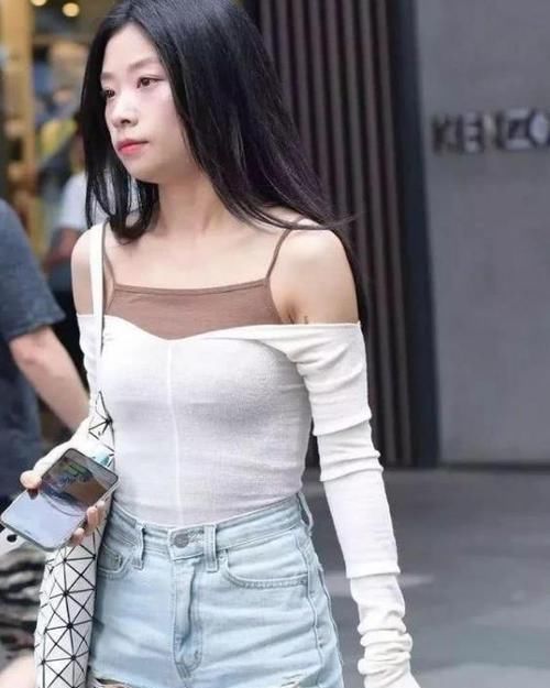  『美女』美女时尚街拍：丰盈窈窕的美女，一件黑色的风衣长款外套，时尚大方气质范