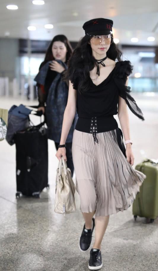 真是佩服韩雪!土掉渣的百褶裙竟穿得如此魅力,这气质无人能及!