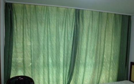 为何当火车半夜路过一些地方的时候，乘务员会强制把窗帘拉上