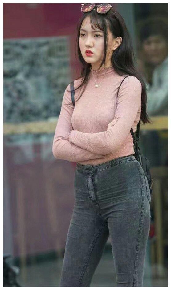 复古的牛仔裤，时尚不缺乏稳重，妹子穿上非常耐看