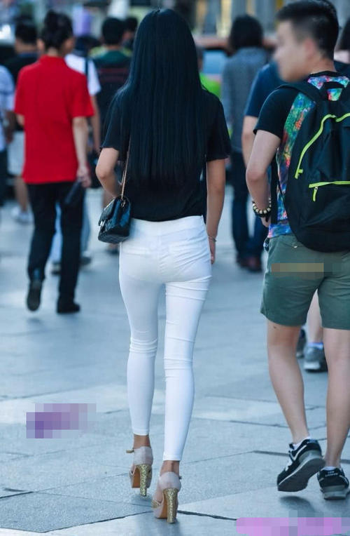 路人街拍，黑色的露脐装很好的衬托出了小姐姐柔美的身材