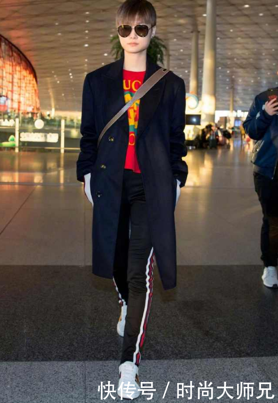 李宇春太胆大！这么大胆的开衩裙也敢穿出门？一般人穿绝对丑哭了