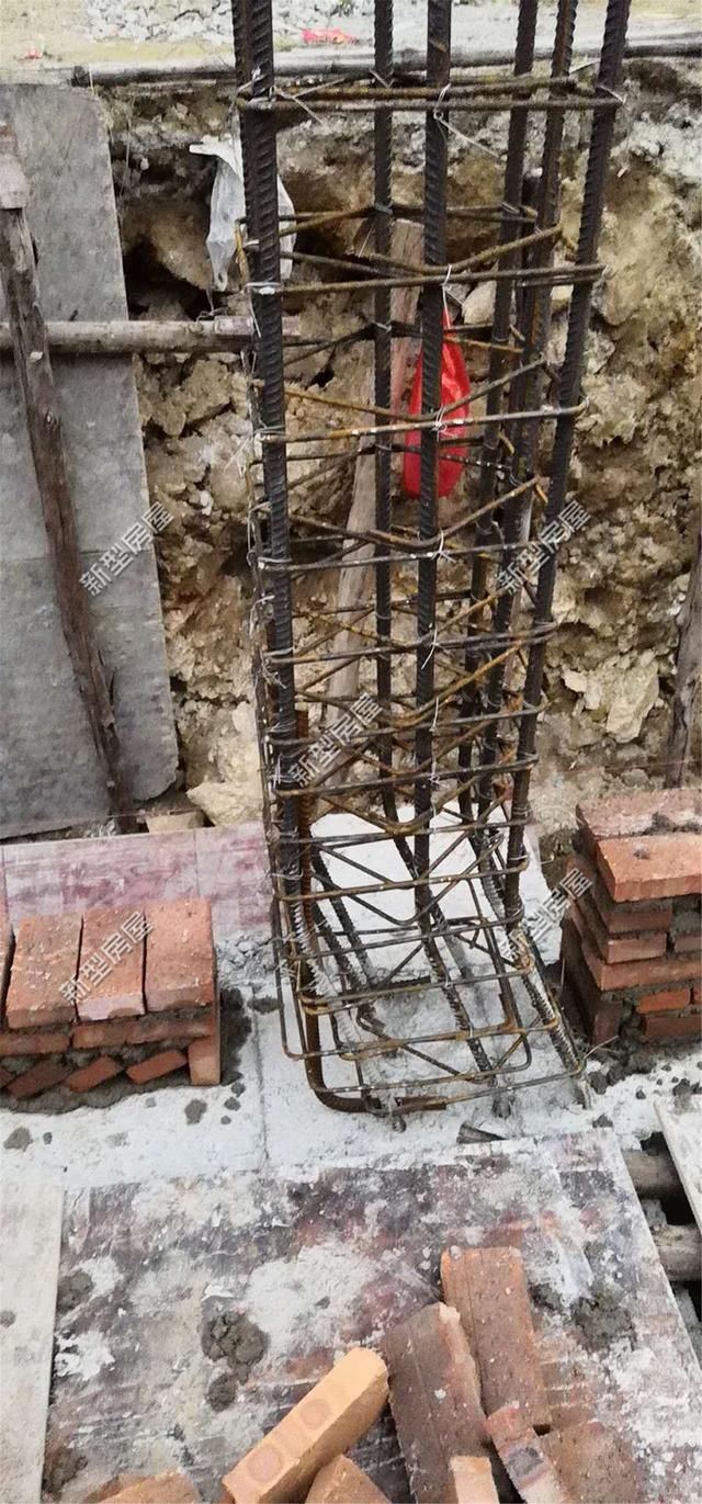 农村小伙盖房发现钢筋歪了10公分？这施工队太马虎，赶紧给钱走人