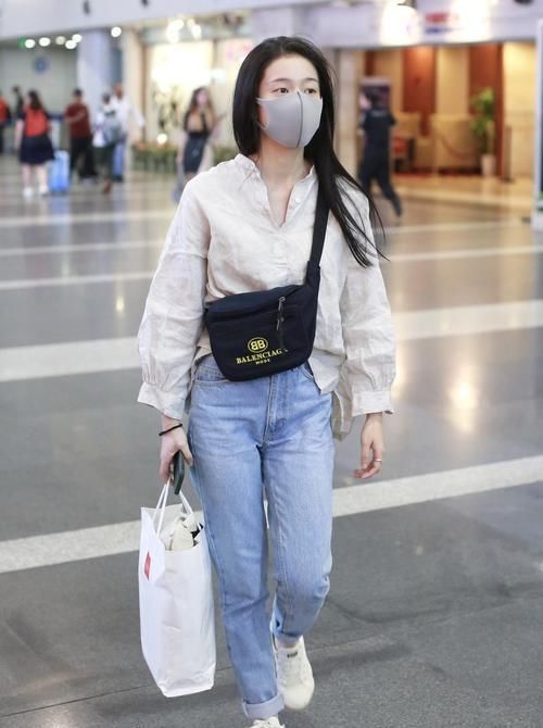 「棕色皮裤」马伊琍不惧身材挑战束腰裤，搭配衬衫时尚新潮，可惜小肚腩不给力