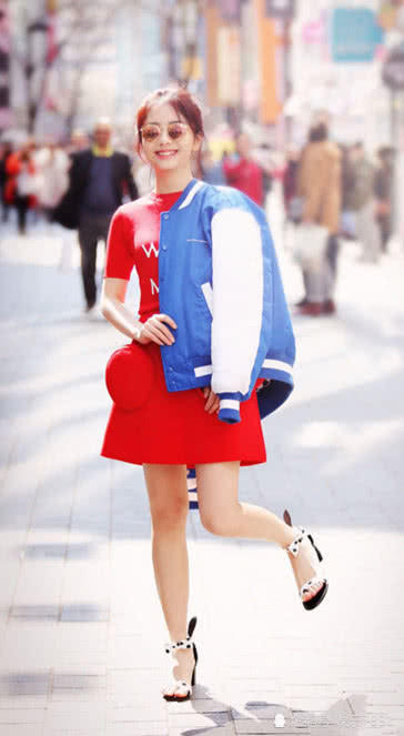 谭松韵和张子枫的“少女腿”该火了吧，因为这是超多男生喜欢的腿