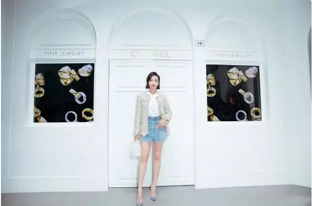 宋茜现身机场，蕾丝内衣外穿居然不丑，可看到她的腿我呆了