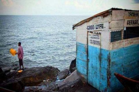 这个足球场般大的小岛居住了近千人 为何隔壁大岛却无人敢上去？