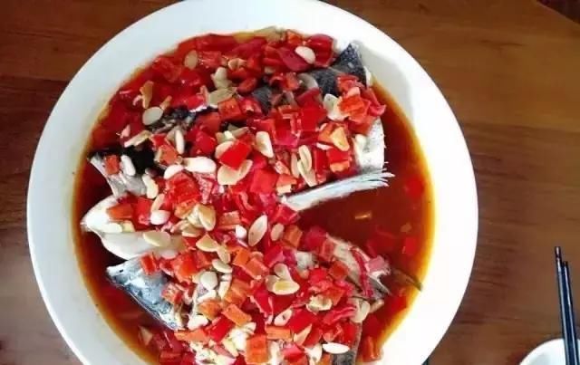 40岁大叔为钓鱼买下一座岛，改造破屋成海景房，真过瘾