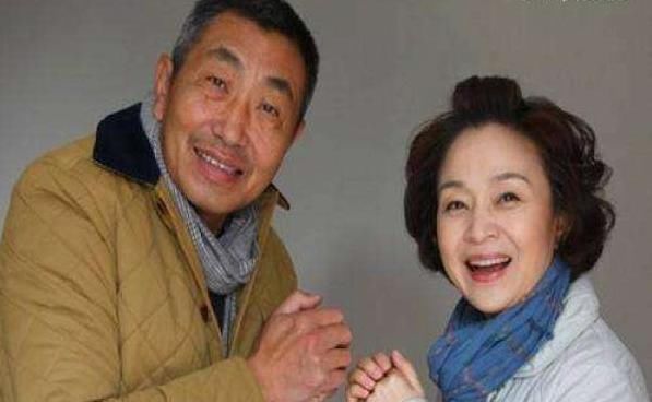 『妻子』他被大家称为老戏骨，与妻子结婚多年不离不弃，现62岁生活幸福