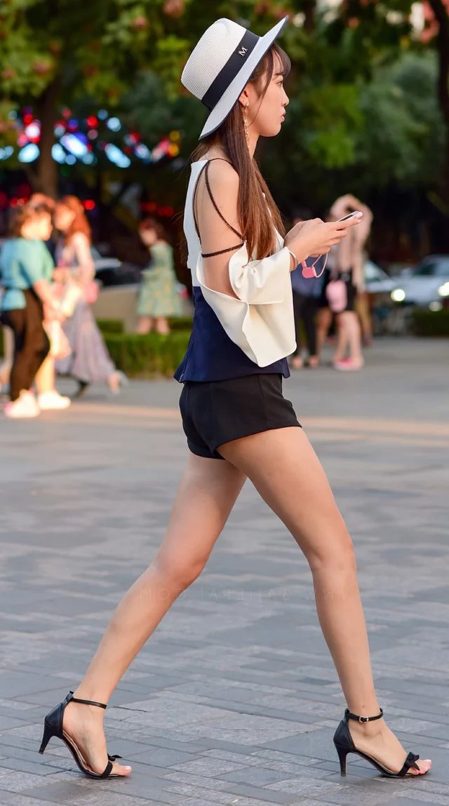 气质小姐姐黑色短裤大秀逆天美腿，凸凹有致