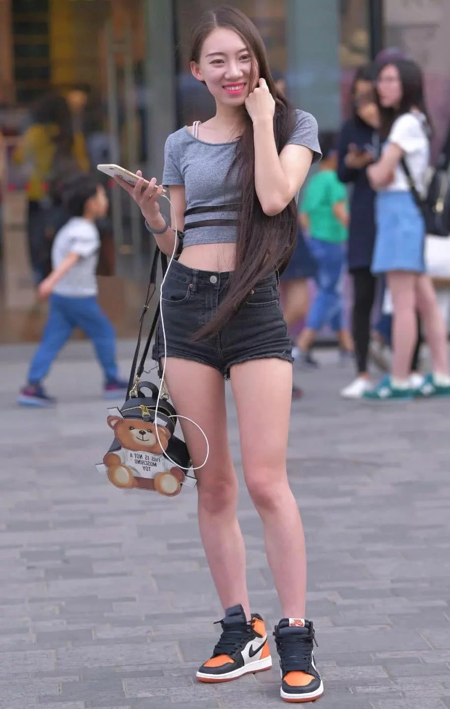 时尚辣妈贴身T恤勾勒出前凸后翘好身材，生过孩子的女人身材就是