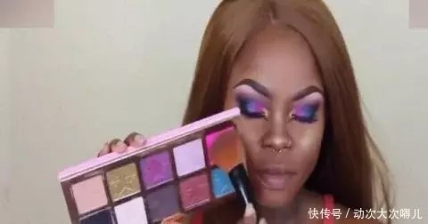 非洲黑人妹子化妆就跟开挂一样,妆前像猩猩妆后秒杀国内众多网红