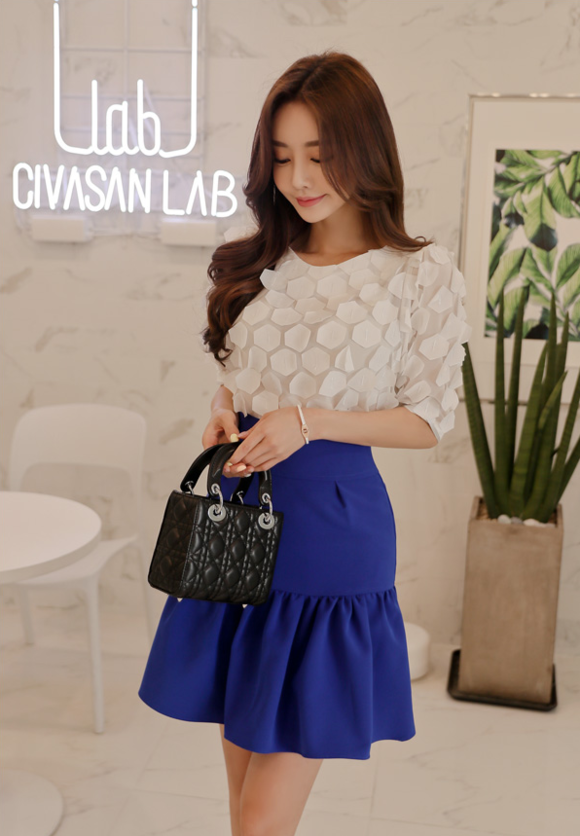 女神孙允珠，拉花奶昔凝霜晴蓝金属鳞片衫