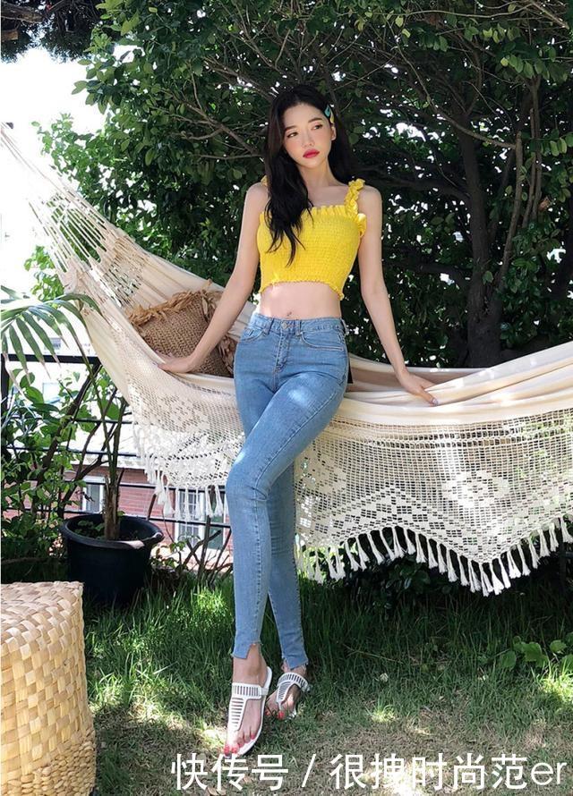 街拍：紧致匀称的牛仔裤美女，纤细的小蛮腰让路人纷纷瞩目！