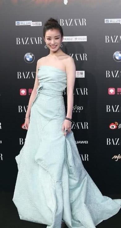 烈焰红唇的秦海璐穿出高级感,接二连三获奖的马伊琍鱼尾裙才迷人