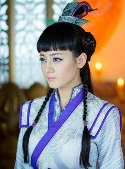 迪丽热巴■乃万换发型引热议。还有哪些大美女被刘海“封印颜值”?