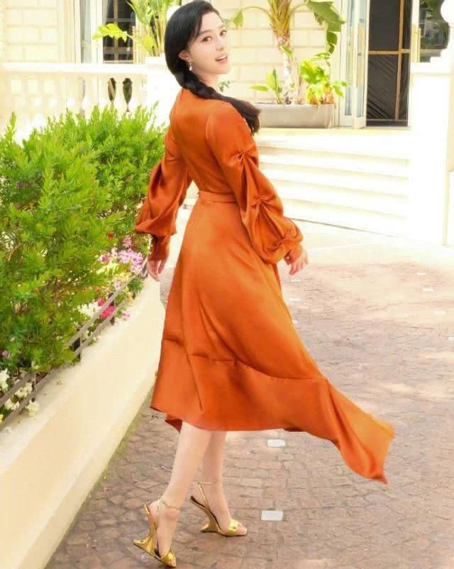 女星的高跟鞋一个比一个夸张，她脚趾都在使力却还是输给了杨幂