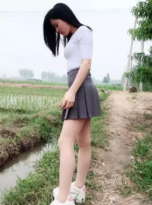 街拍：小姐姐穿了条牛仔短裤，凸显小女人个性与魅力