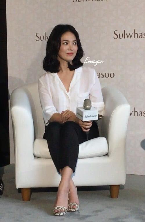 宋慧乔一身粉裙，换个摩卡波波头发型嫩回19岁，看不出已婚！